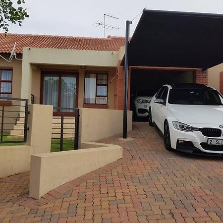 Plush Private Home Polokwane Exteriör bild