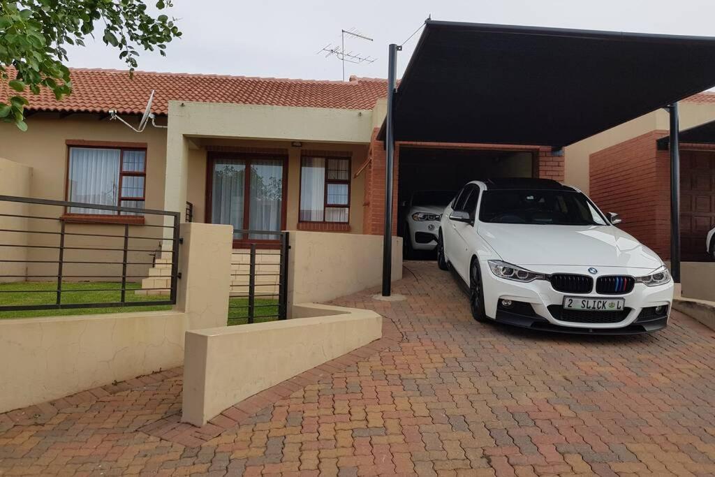 Plush Private Home Polokwane Exteriör bild