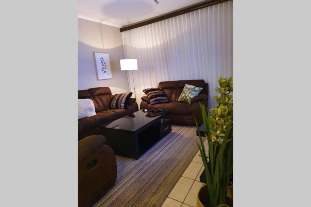 Plush Private Home Polokwane Exteriör bild